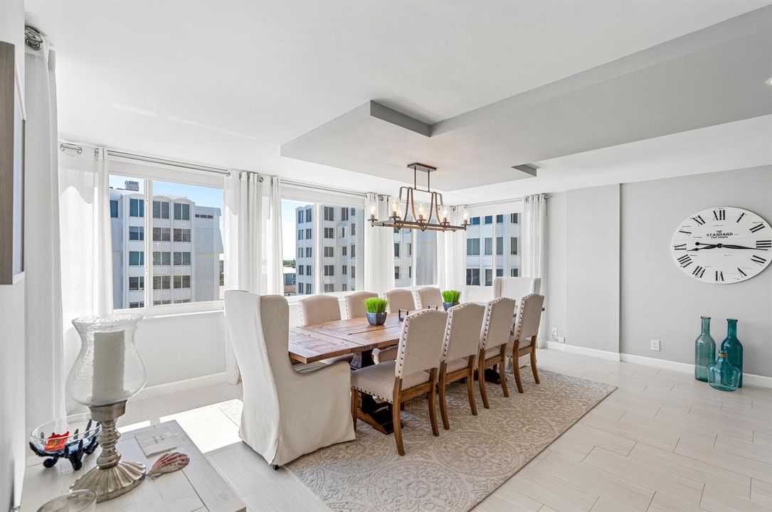 mls_DINING_LOOKING_OUT_DT
