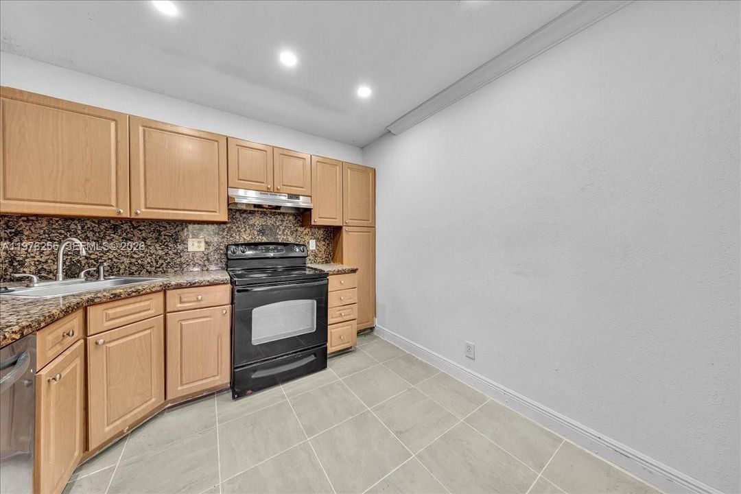 For Sale: $270,000 (2 beds, 2 baths, 1061 Square Feet)