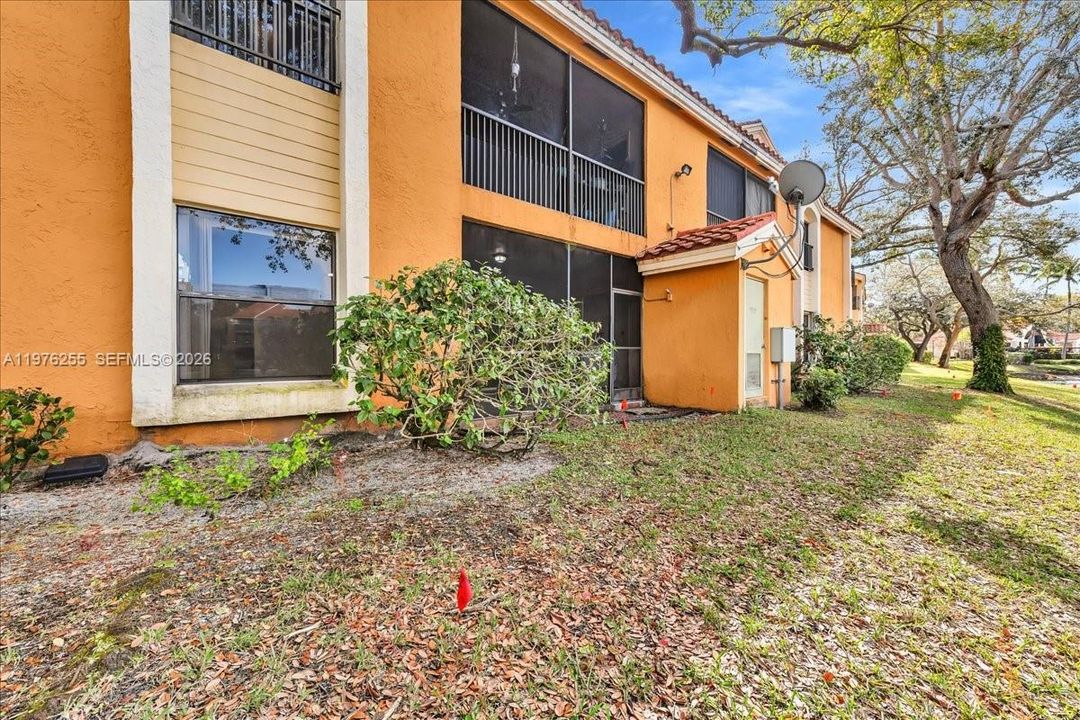 For Sale: $270,000 (2 beds, 2 baths, 1061 Square Feet)