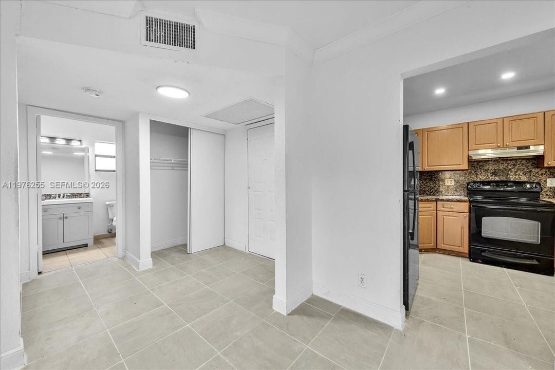 For Sale: $270,000 (2 beds, 2 baths, 1061 Square Feet)