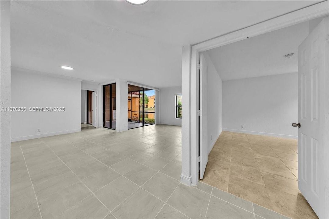 For Sale: $270,000 (2 beds, 2 baths, 1061 Square Feet)