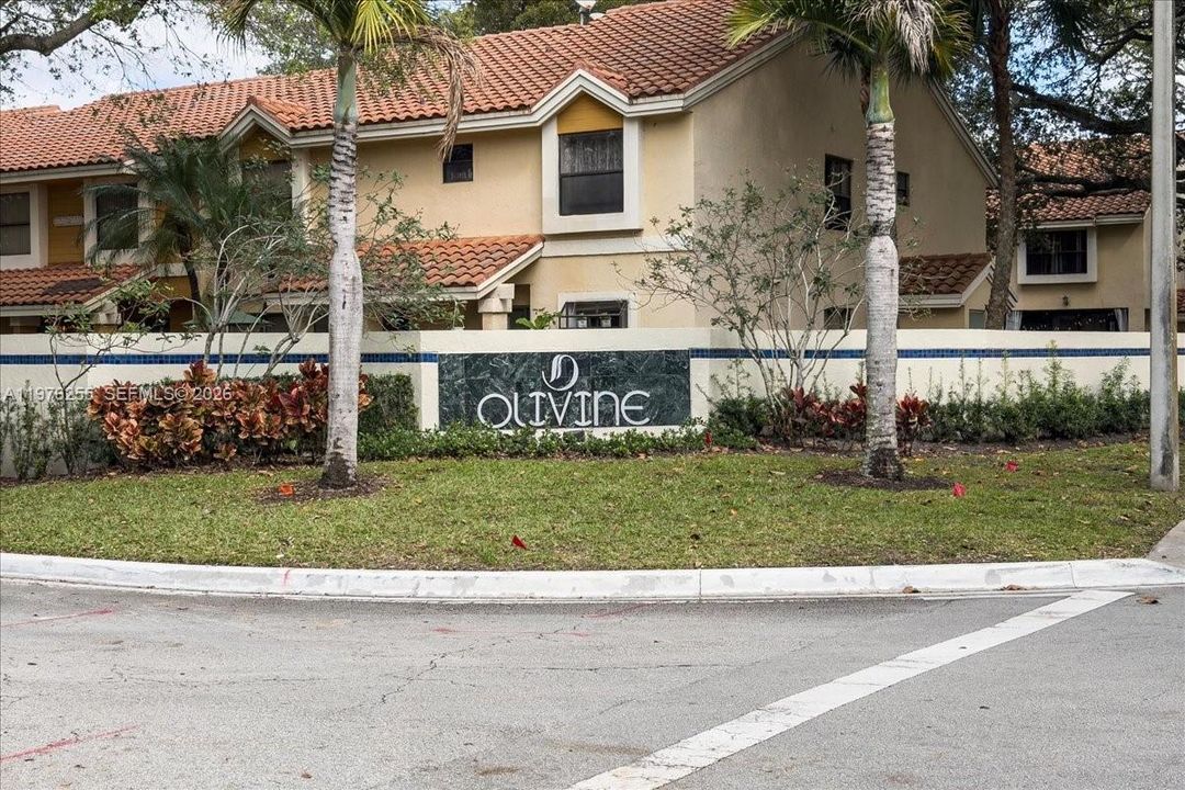 For Sale: $270,000 (2 beds, 2 baths, 1061 Square Feet)