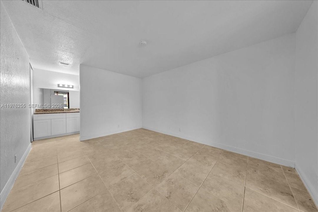 For Sale: $270,000 (2 beds, 2 baths, 1061 Square Feet)