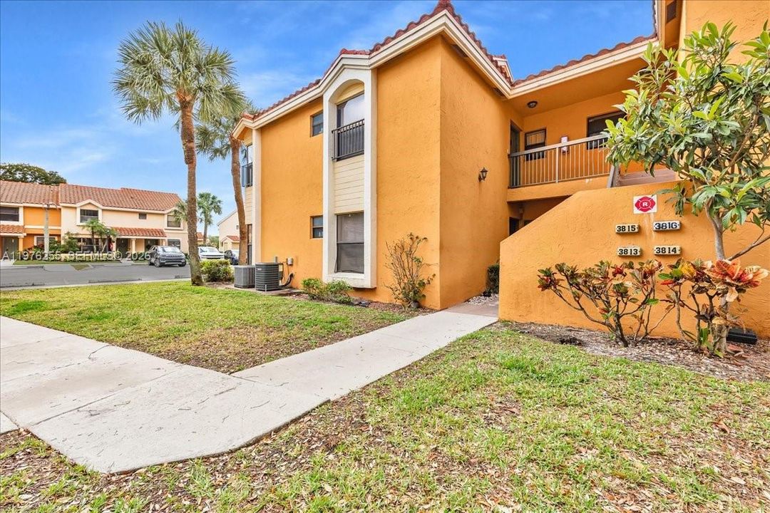 For Sale: $270,000 (2 beds, 2 baths, 1061 Square Feet)