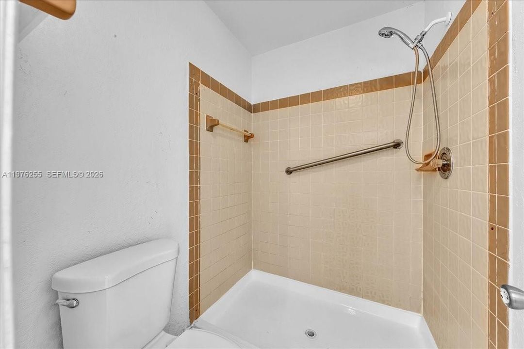 For Sale: $270,000 (2 beds, 2 baths, 1061 Square Feet)