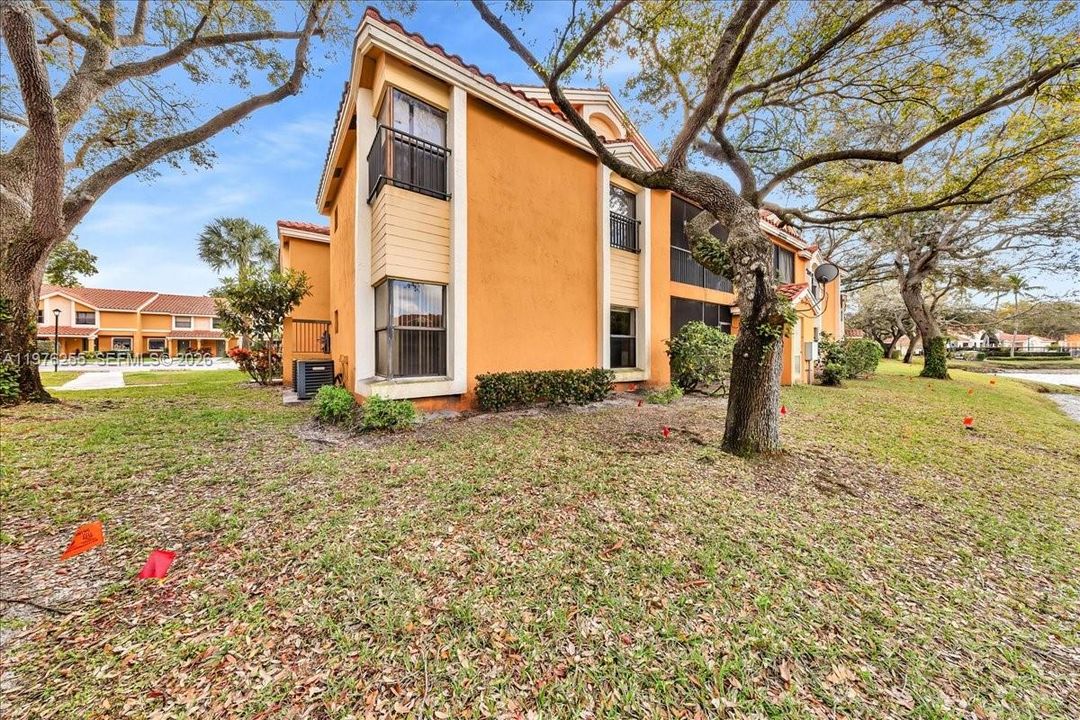 For Sale: $270,000 (2 beds, 2 baths, 1061 Square Feet)