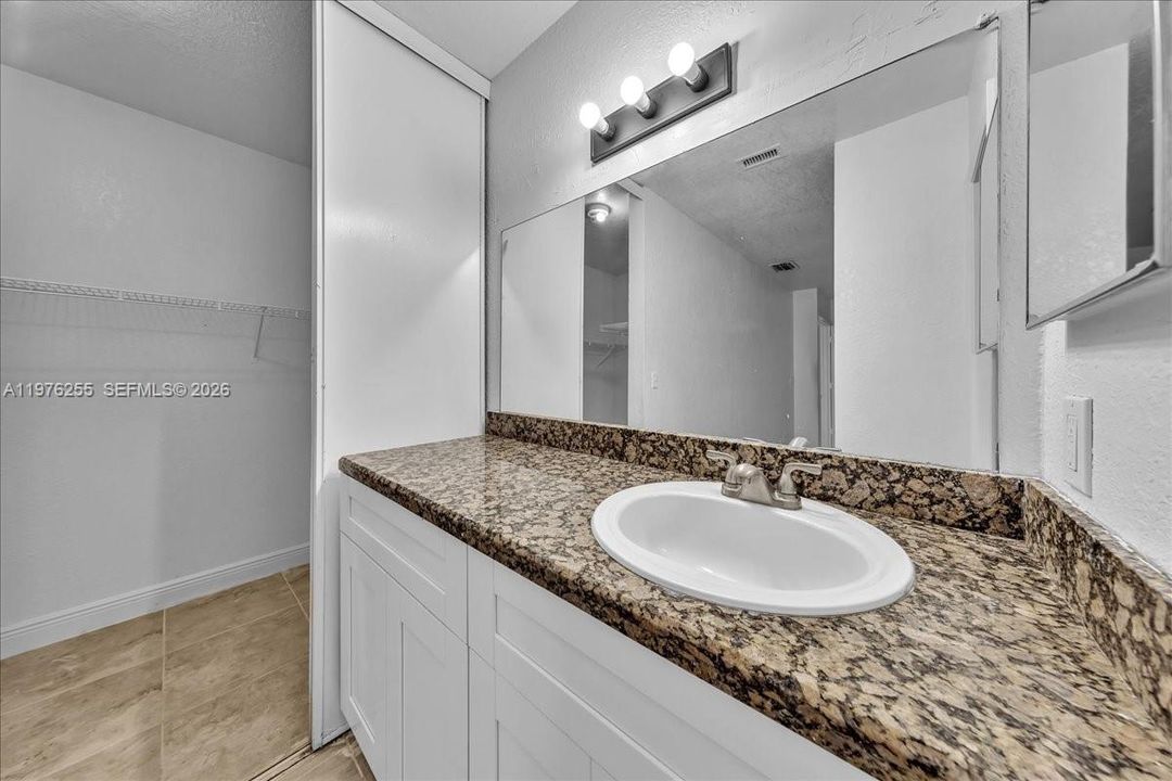 For Sale: $270,000 (2 beds, 2 baths, 1061 Square Feet)