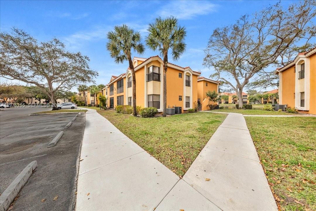 For Sale: $270,000 (2 beds, 2 baths, 1061 Square Feet)