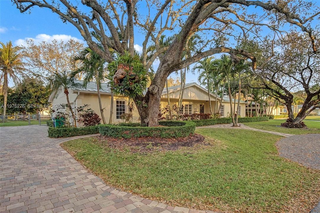 For Sale: $1,515,000 (5 beds, 4 baths, 2713 Square Feet)