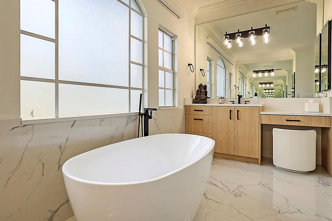 533 Edgebrook Lane Primary Bathroom-4 -