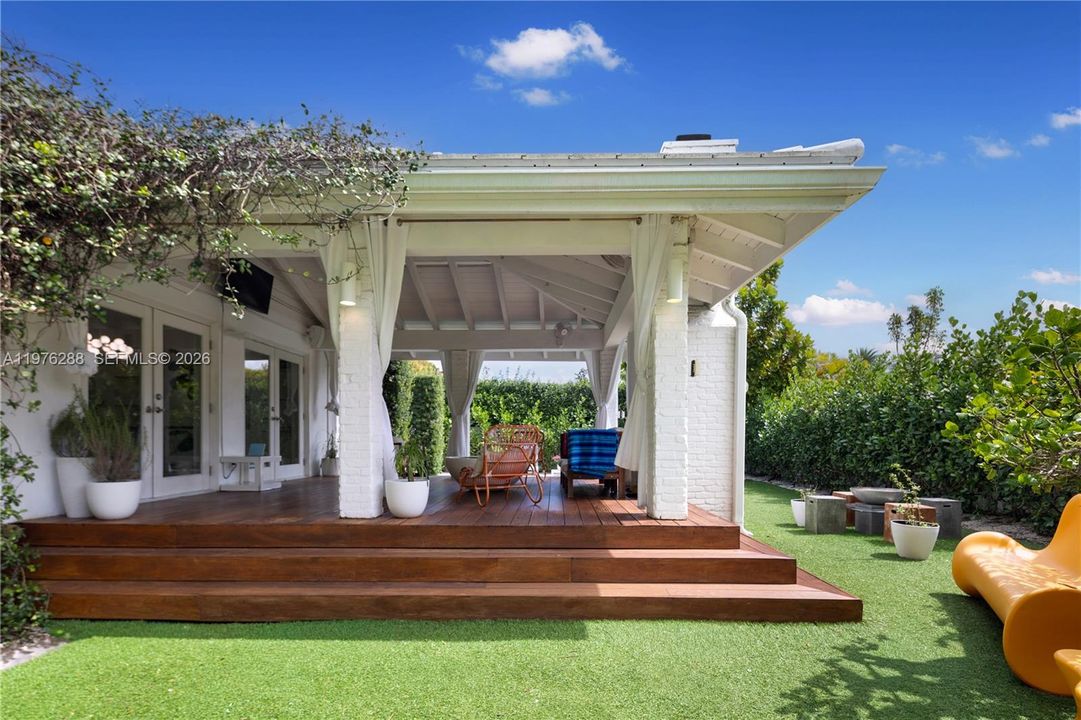 На продажу: $1,695,000 (3 спален, 2 ванн, 1812 Квадратных фут)