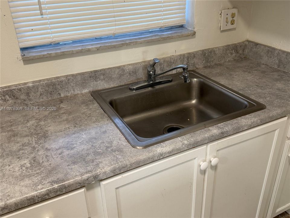 For Rent: $1,399 (1 beds, 1 baths, 640 Square Feet)