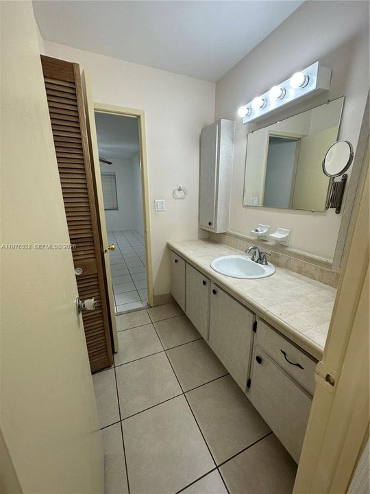 На продажу: $225,000 (1 спален, 1 ванн, 736 Квадратных фут)