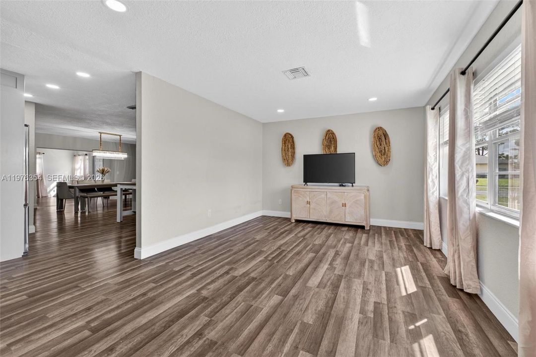 Vendido Recientemente: $569,000 (4 camas, 2 baños, 1933 Pies cuadrados)