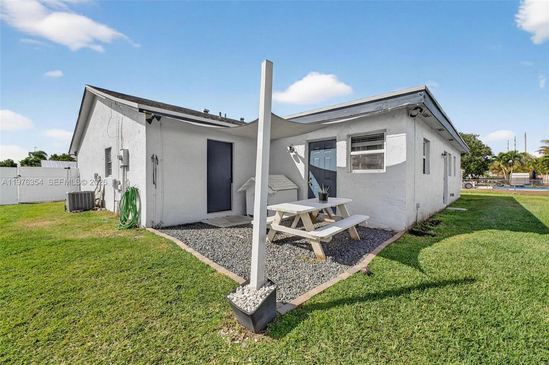 Vendido Recientemente: $569,000 (4 camas, 2 baños, 1933 Pies cuadrados)