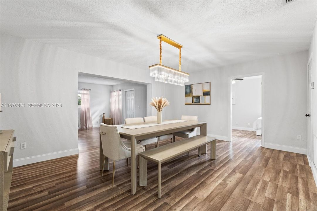 Vendido Recientemente: $569,000 (4 camas, 2 baños, 1933 Pies cuadrados)