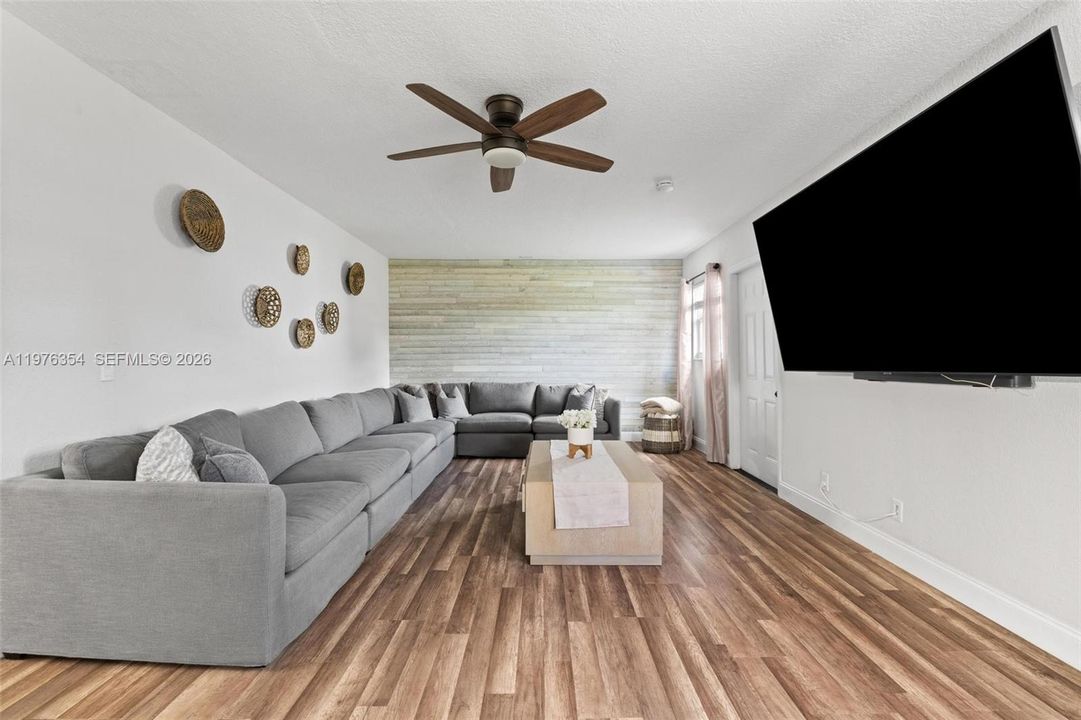 Vendido Recientemente: $569,000 (4 camas, 2 baños, 1933 Pies cuadrados)