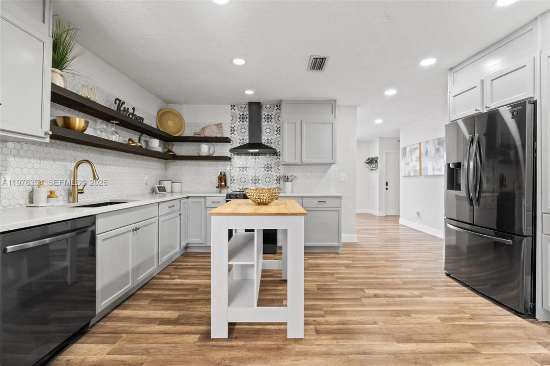 Vendido Recientemente: $569,000 (4 camas, 2 baños, 1933 Pies cuadrados)
