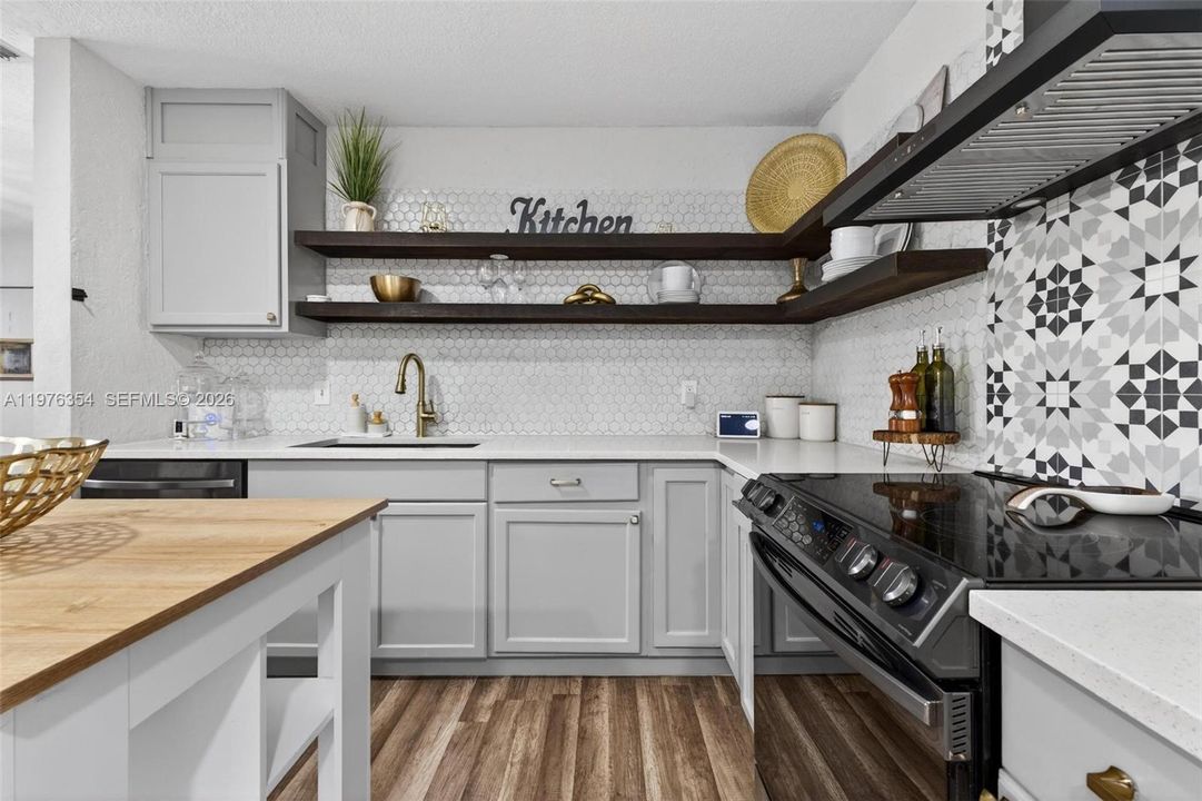Vendido Recientemente: $569,000 (4 camas, 2 baños, 1933 Pies cuadrados)