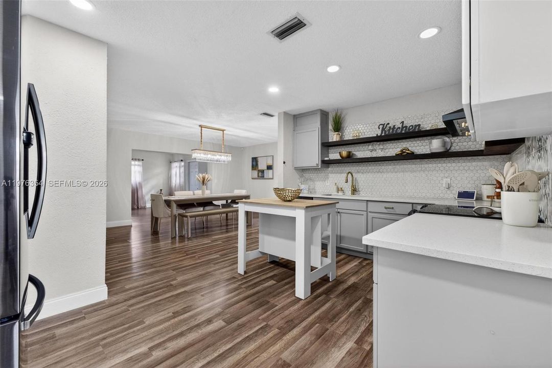 Vendido Recientemente: $569,000 (4 camas, 2 baños, 1933 Pies cuadrados)