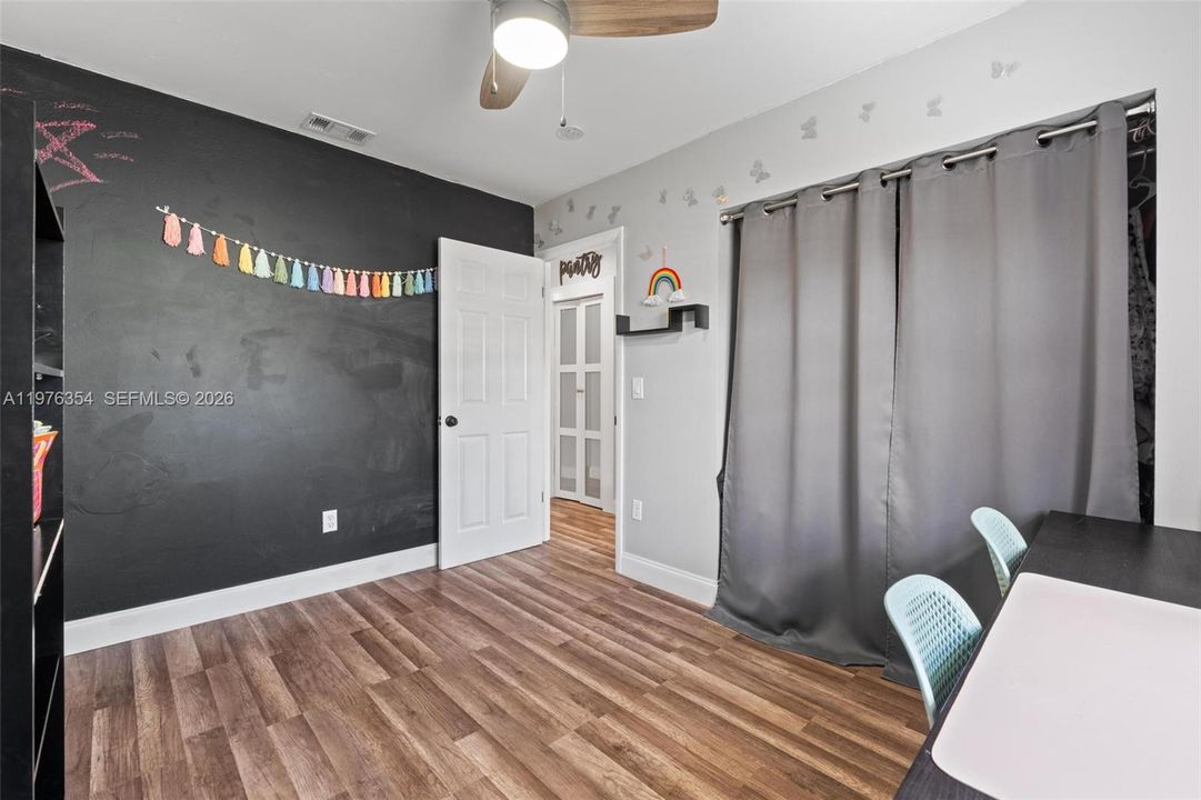 Vendido Recientemente: $569,000 (4 camas, 2 baños, 1933 Pies cuadrados)