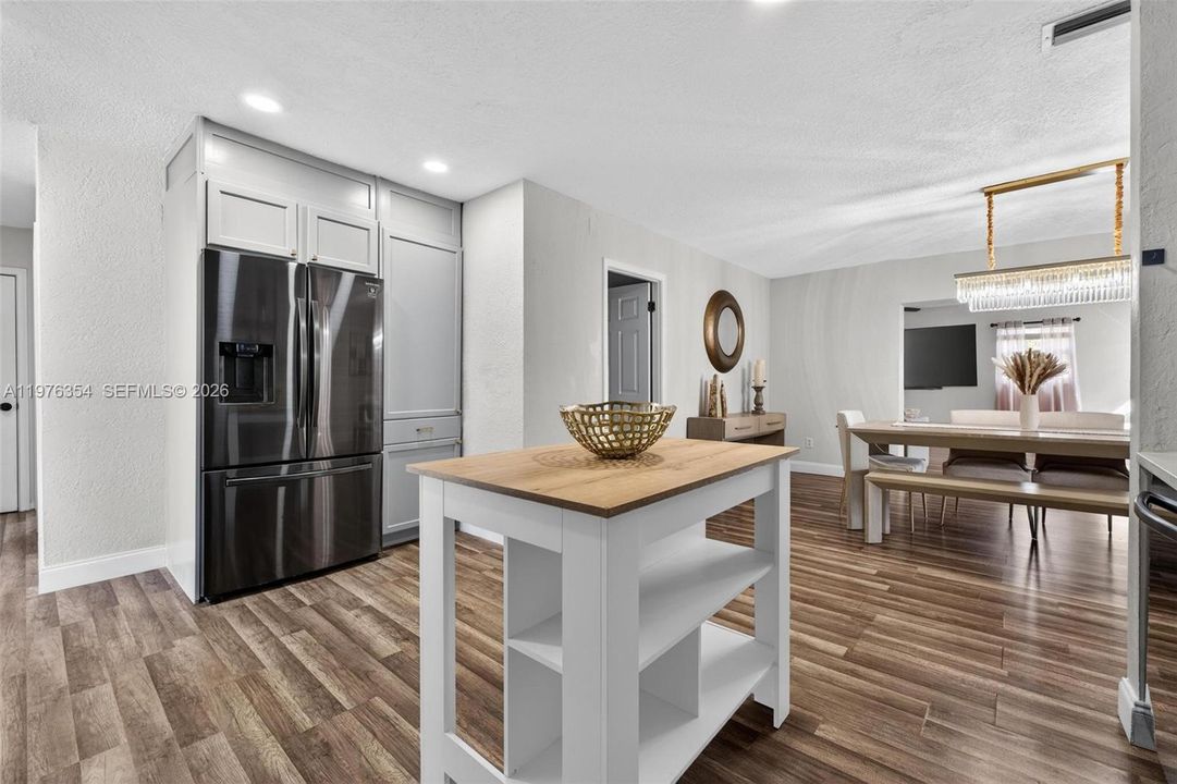 Vendido Recientemente: $569,000 (4 camas, 2 baños, 1933 Pies cuadrados)