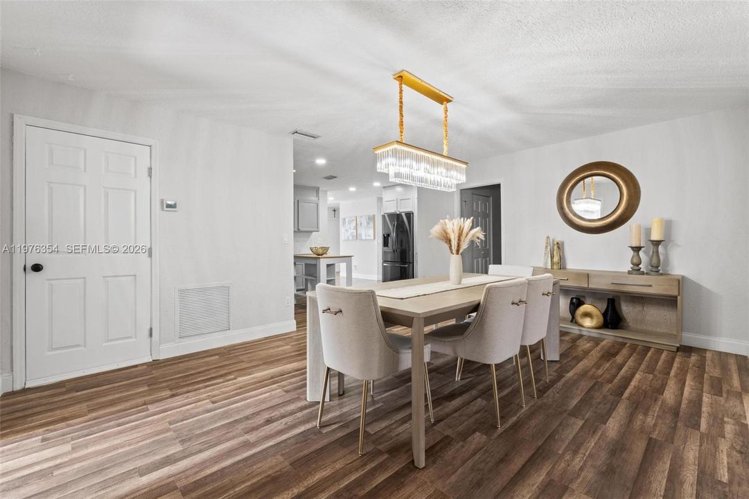 Vendido Recientemente: $569,000 (4 camas, 2 baños, 1933 Pies cuadrados)