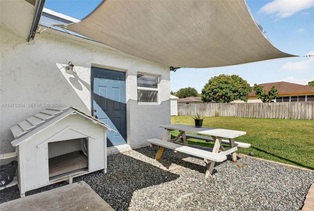 Vendido Recientemente: $569,000 (4 camas, 2 baños, 1933 Pies cuadrados)