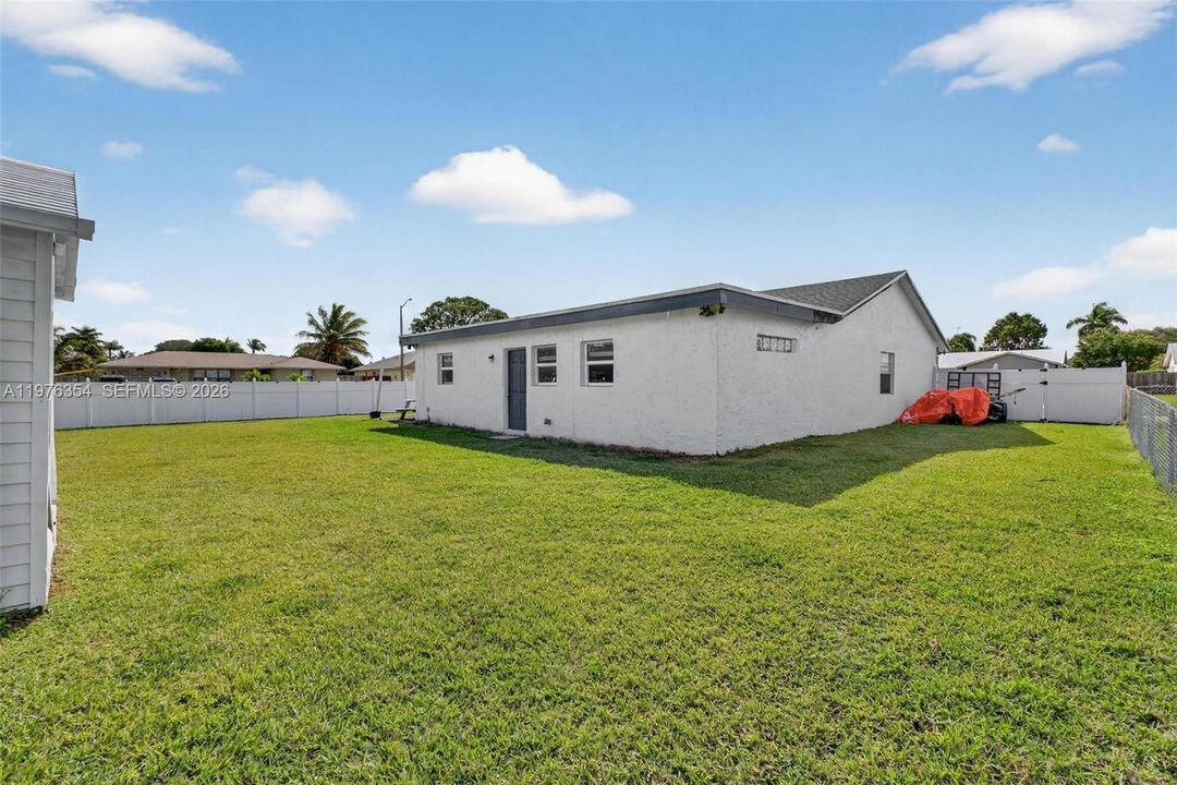 Vendido Recientemente: $569,000 (4 camas, 2 baños, 1933 Pies cuadrados)