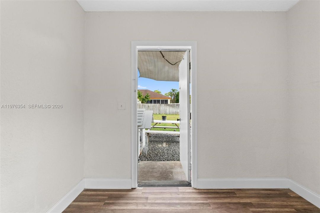 Vendido Recientemente: $569,000 (4 camas, 2 baños, 1933 Pies cuadrados)