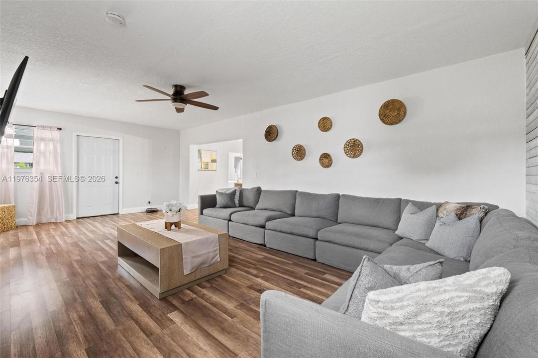 Vendido Recientemente: $569,000 (4 camas, 2 baños, 1933 Pies cuadrados)