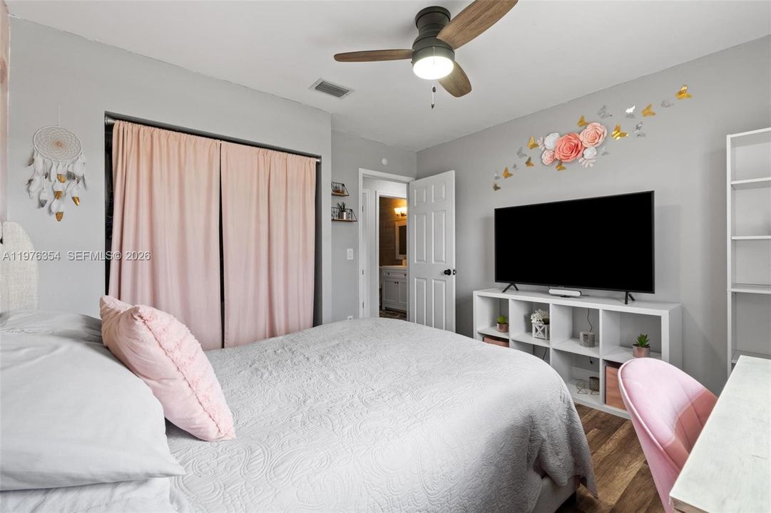 Vendido Recientemente: $569,000 (4 camas, 2 baños, 1933 Pies cuadrados)