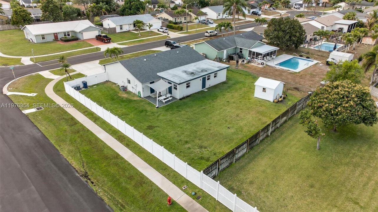 Vendido Recientemente: $569,000 (4 camas, 2 baños, 1933 Pies cuadrados)