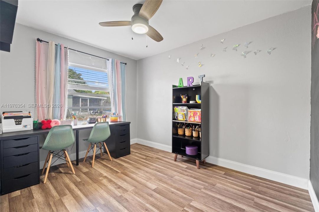 Vendido Recientemente: $569,000 (4 camas, 2 baños, 1933 Pies cuadrados)