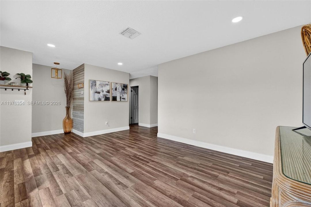 Vendido Recientemente: $569,000 (4 camas, 2 baños, 1933 Pies cuadrados)