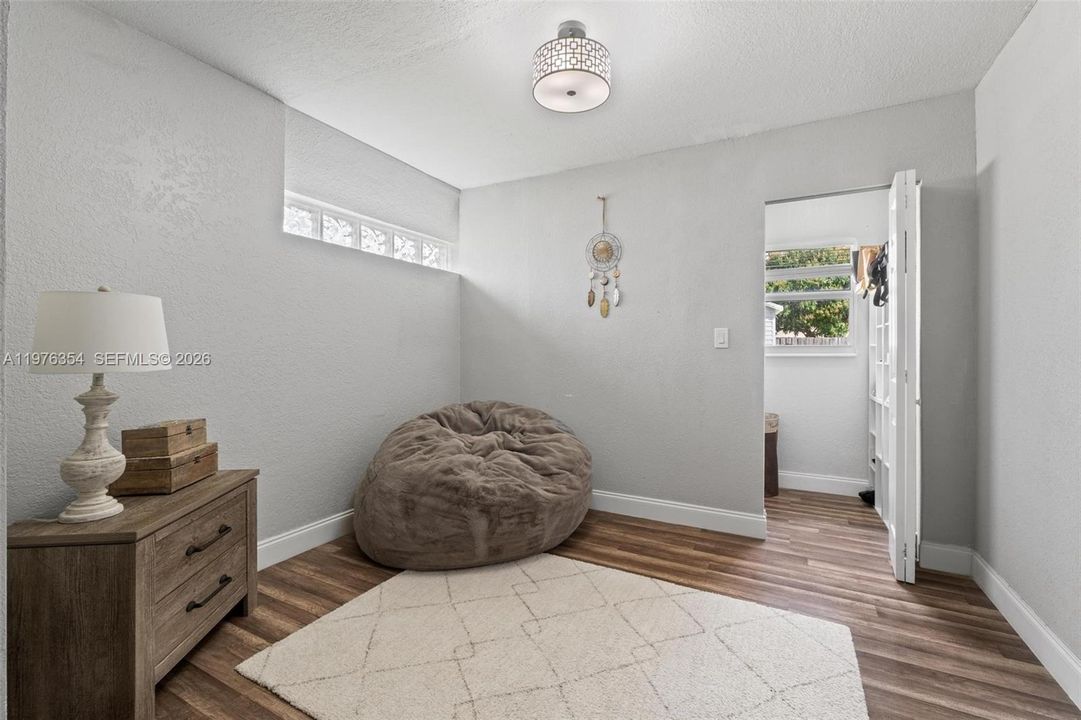 Vendido Recientemente: $569,000 (4 camas, 2 baños, 1933 Pies cuadrados)