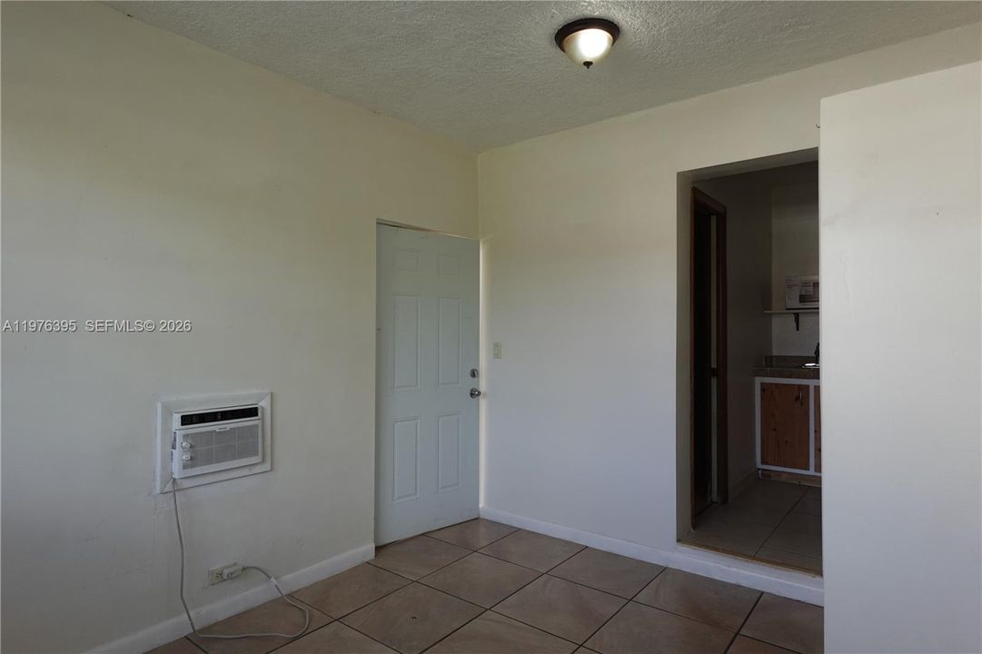 В аренду: $1,200 (1 спален, 1 ванн, 1868 Квадратных фут)