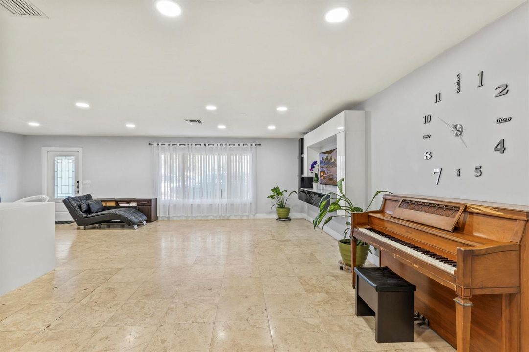 8361_Wilton_Dr_003