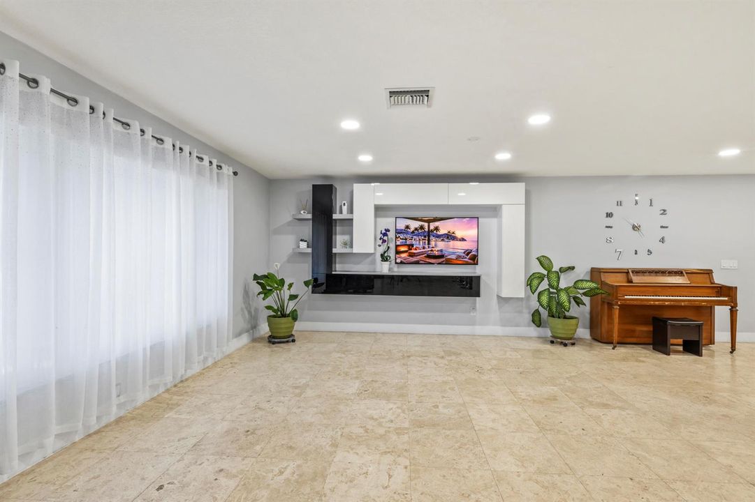 8361_Wilton_Dr_004