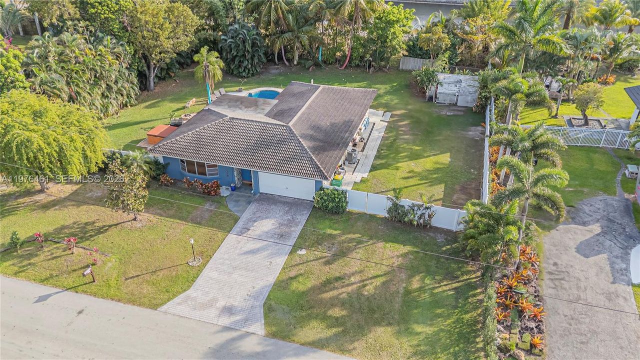 En Venta: $850,000 (4 camas, 2 baños, 1716 Pies cuadrados)