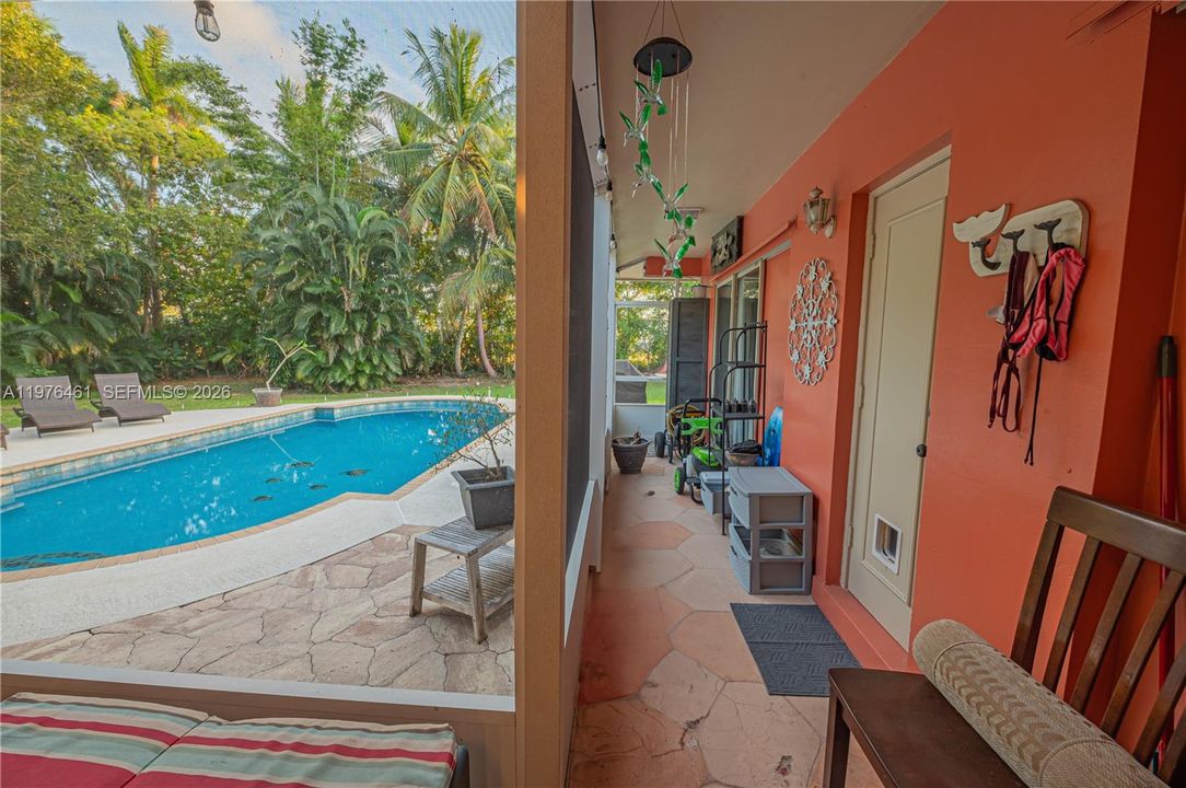En Venta: $850,000 (4 camas, 2 baños, 1716 Pies cuadrados)