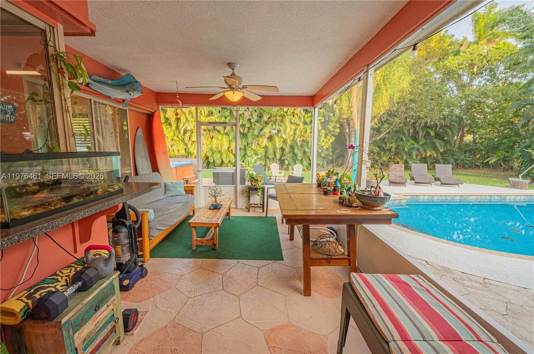 En Venta: $850,000 (4 camas, 2 baños, 1716 Pies cuadrados)