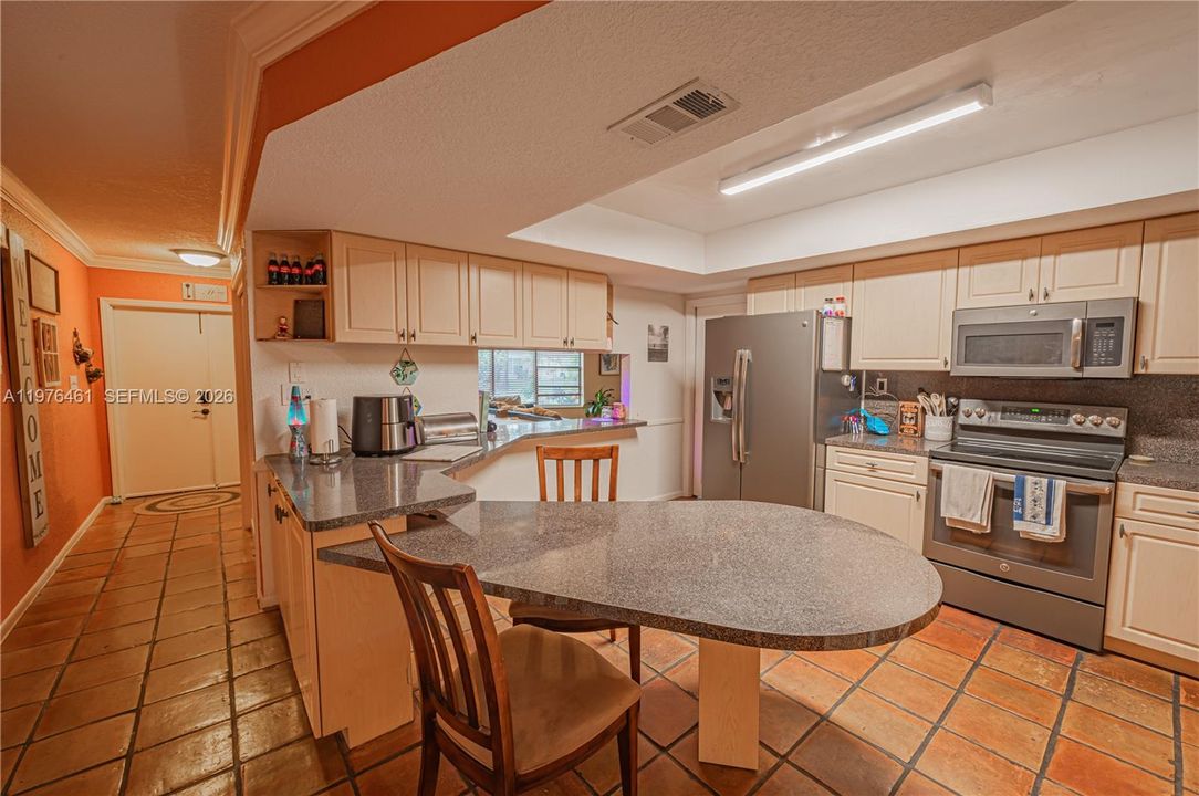 En Venta: $850,000 (4 camas, 2 baños, 1716 Pies cuadrados)