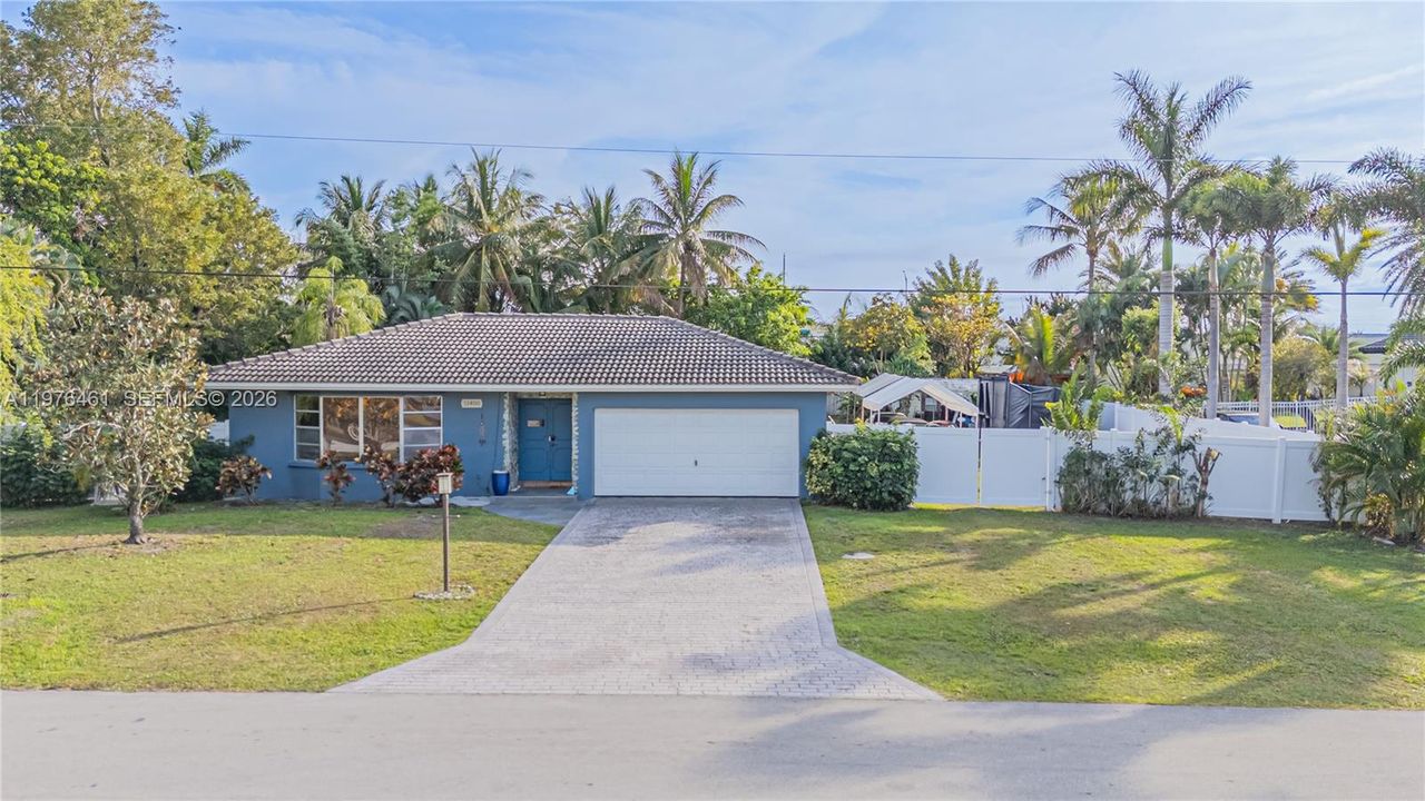 En Venta: $850,000 (4 camas, 2 baños, 1716 Pies cuadrados)