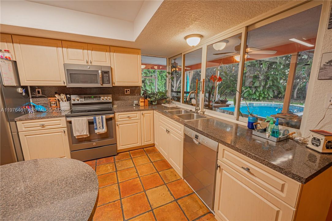 En Venta: $850,000 (4 camas, 2 baños, 1716 Pies cuadrados)