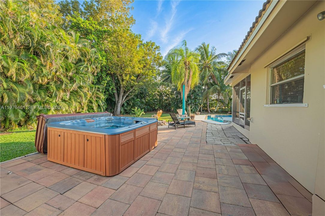 En Venta: $850,000 (4 camas, 2 baños, 1716 Pies cuadrados)