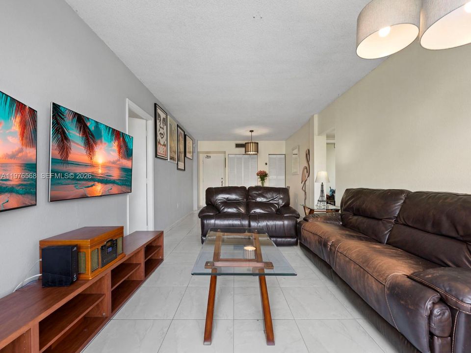 Active With Contract: $245,000 (3 beds, 2 baths, 1068 Square Feet)