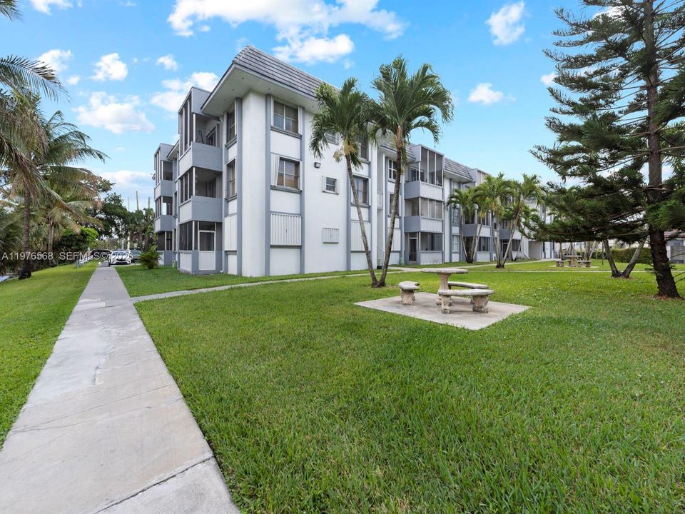 Active With Contract: $245,000 (3 beds, 2 baths, 1068 Square Feet)