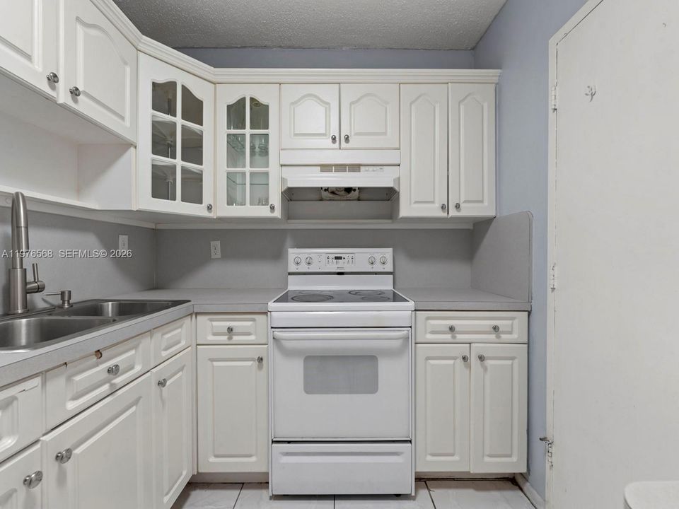 Active With Contract: $245,000 (3 beds, 2 baths, 1068 Square Feet)