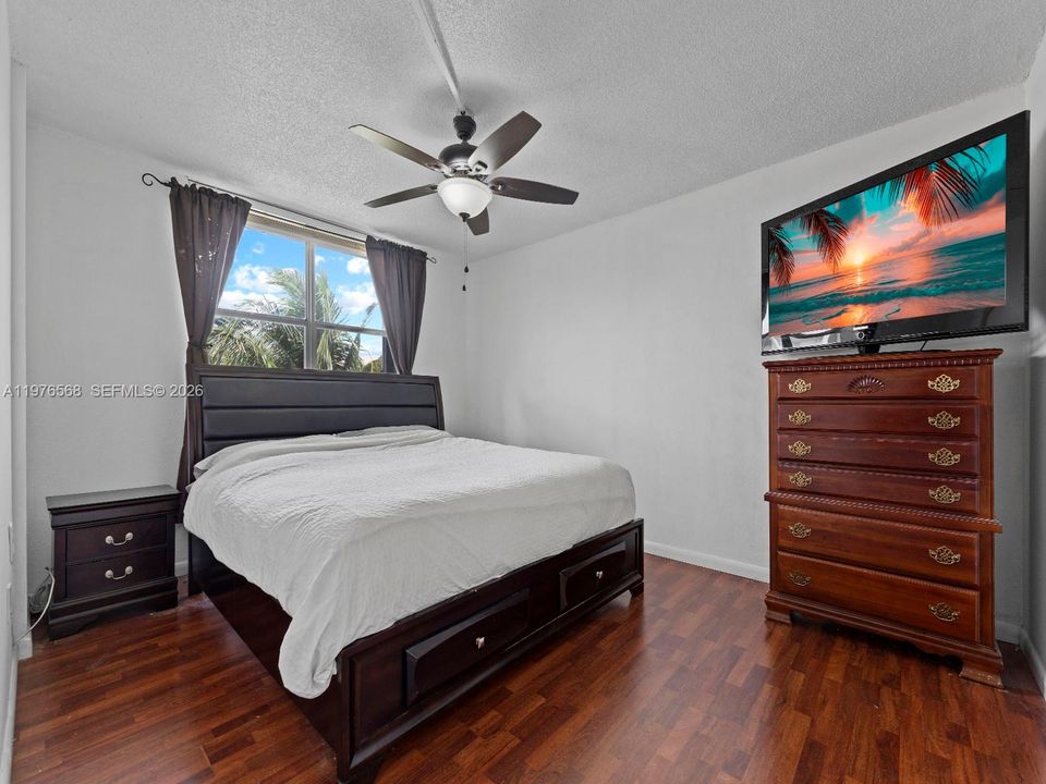 Active With Contract: $245,000 (3 beds, 2 baths, 1068 Square Feet)